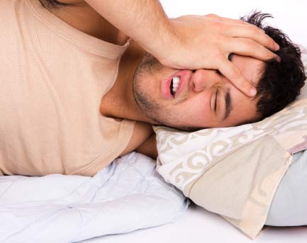 El tener una apnea de sueño ocasiona constantemente dolores de cabeza, cansancio excesivo y baja tu rendimiento laboral y fisico.